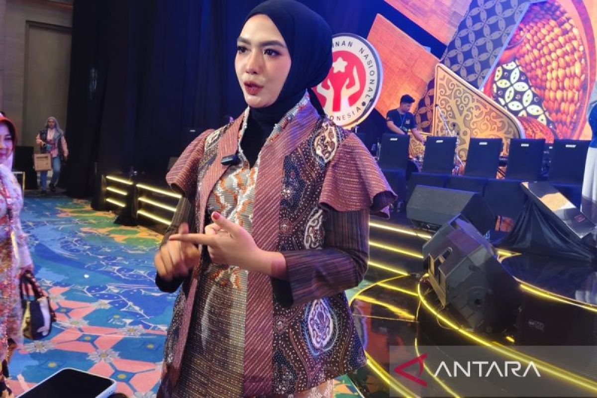 Istri pejabat tampilkan busana perpaduan songket batik di Dekranas