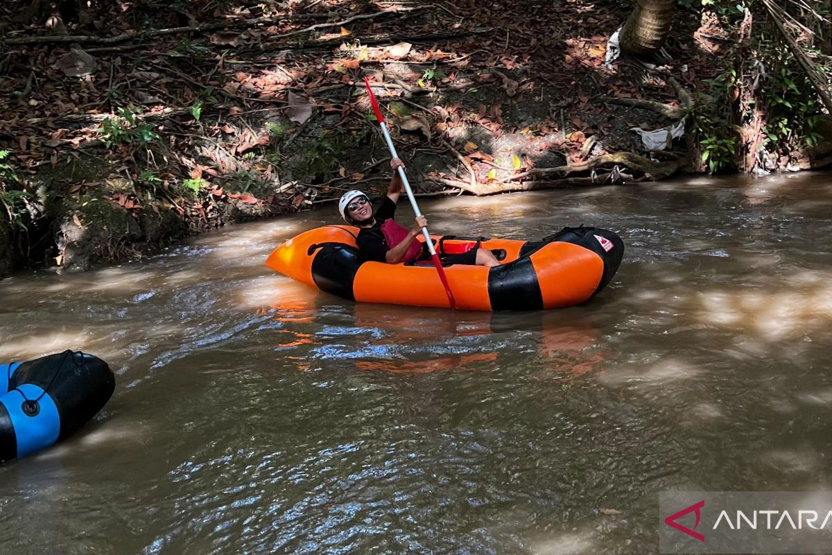 Menguji adrenalin dengan packrafting Kali Papah Kulon Progo 