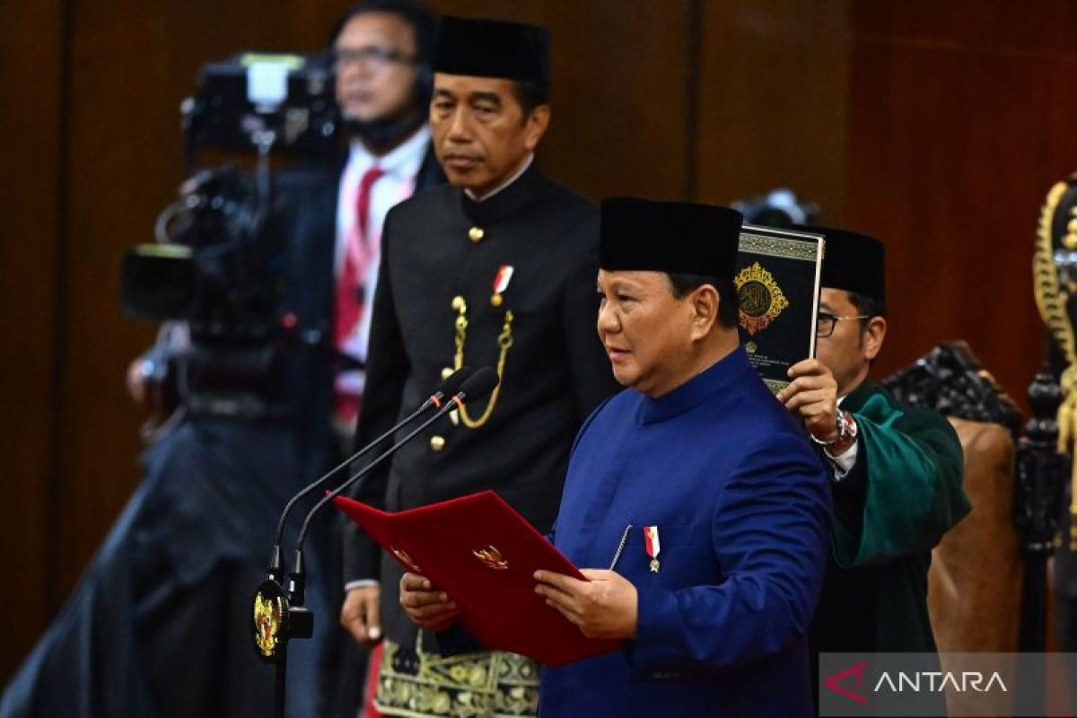 Makna balutan busana adat Ujung Serong di pelantikan Prabowo-Gibran