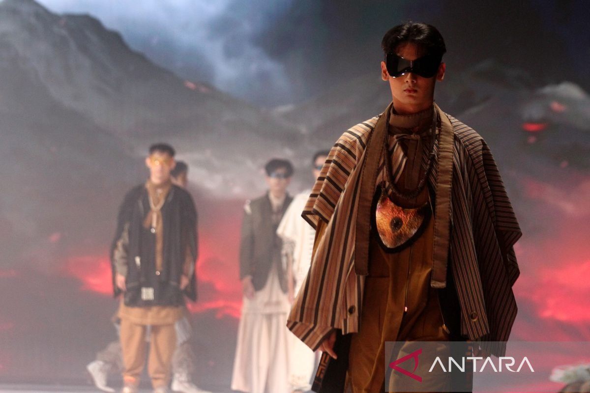 Puluhan desianer tampilkan ratusan karya busana urban pada Malang Fashion Week 2024