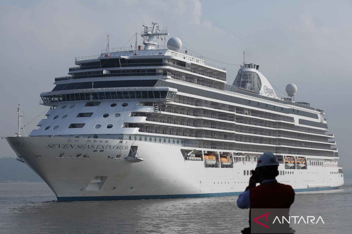 Kapal pesiar Seven Seas Explorer bawa 665 wisatawan untuk berwisata di Surabaya